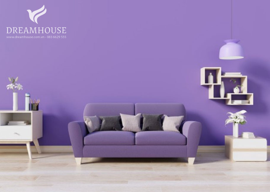 Phối sơn tường màu tím với ghế sofa