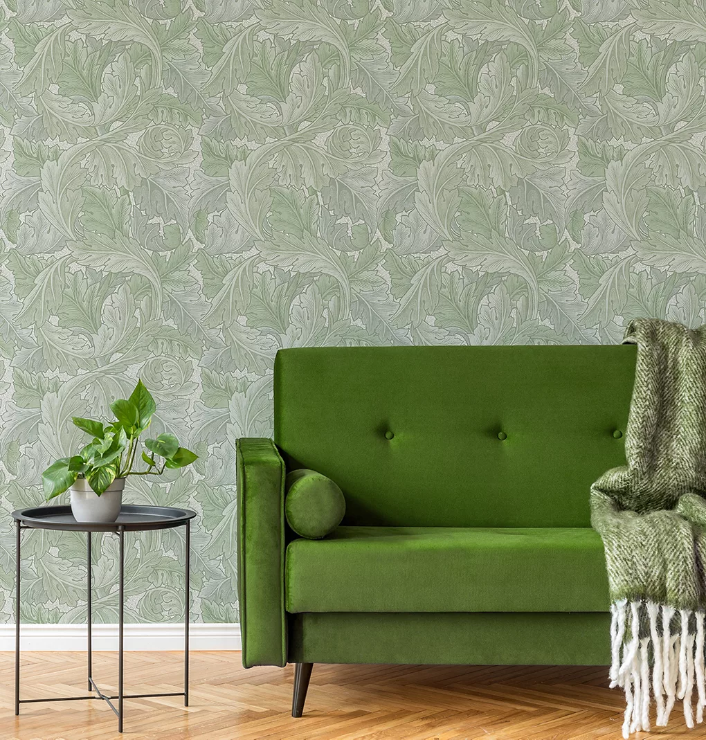 Giấy dán tường in hình trừu tượng phía sau kệ trong phòng khách.