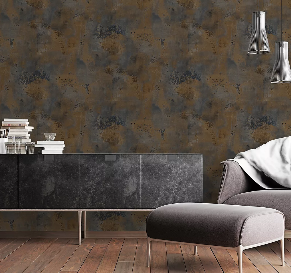 Giấy dán tường in họa tiết William Morris trong phòng khách có ghế sofa màu nâu và đệm màu vàng mù tạt.