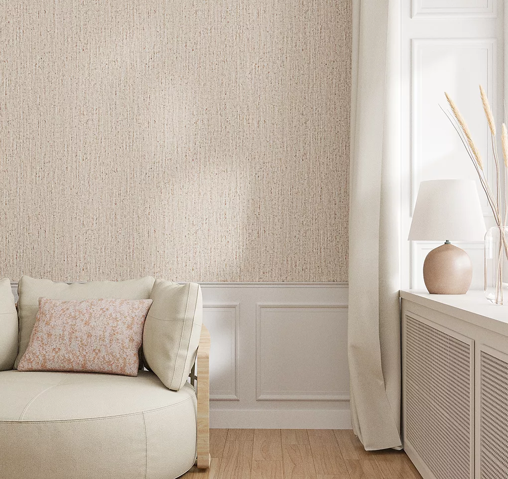 Giấy dán tường họa tiết damask màu xám nhạt ở nửa trên của bức tường trong phòng khách và nửa dưới của bức tường được sơn màu xám nhạt, ngăn cách bằng thanh ray chân tường màu trắng.