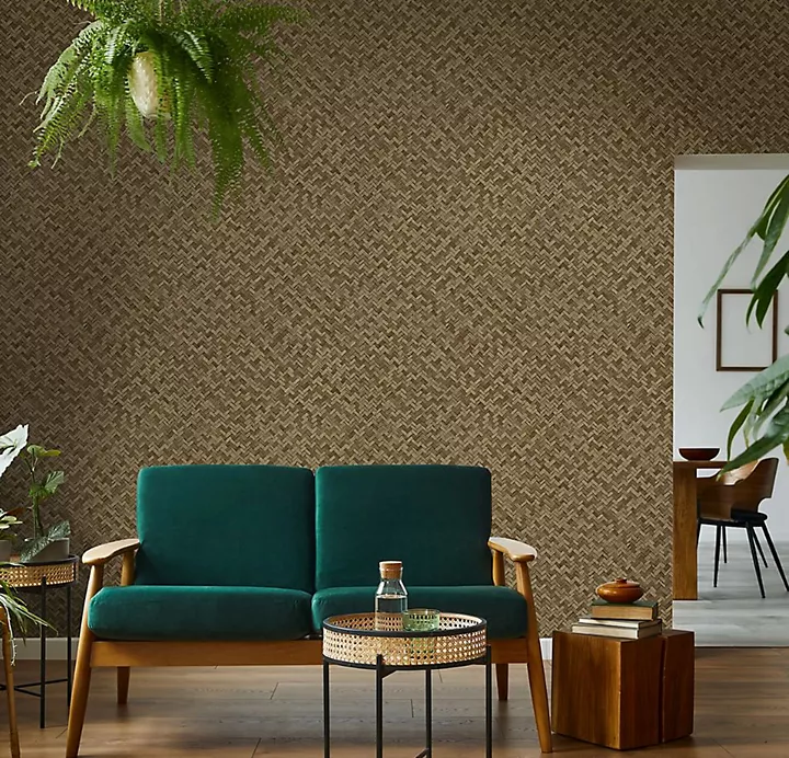 Giấy dán tường hoa màu kem trong phòng khách với ghế sofa kẻ sọc bọc vải màu kem và nhiều loại đệm kẻ ô, hoa và hình học.