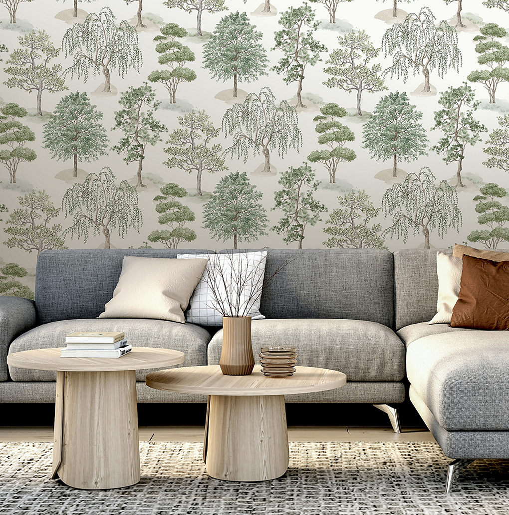 Giấy dán tường họa tiết hoa màu xanh nhạt và trắng trong phòng khách có ghế sofa màu be và đệm màu xanh đậm.