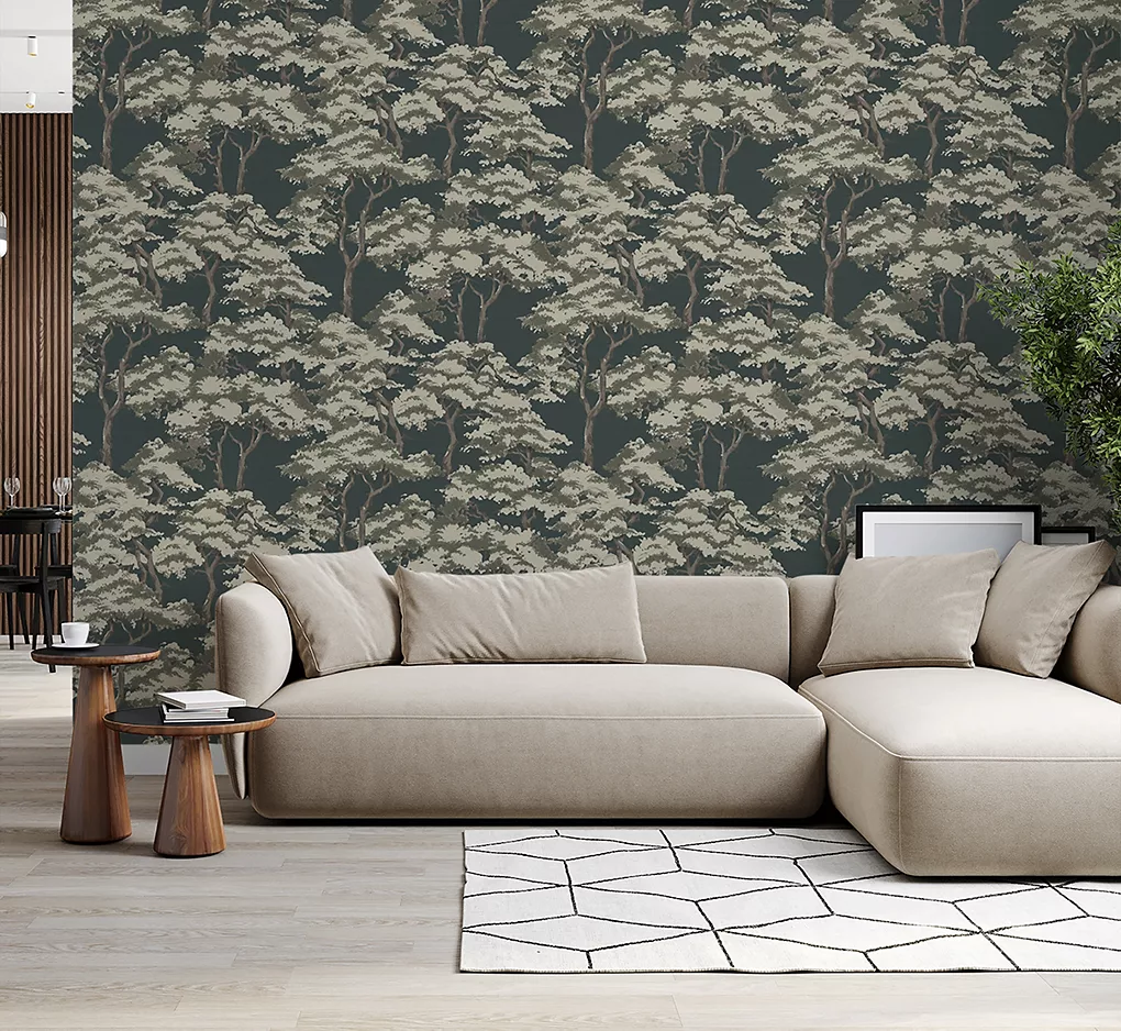 Giấy dán tường hoa đầy màu sắc trong phòng khách với rèm cửa mỏng màu hồng, ghế sofa màu xám, ghế bành màu xanh lá cây và bàn cà phê bằng gỗ mặt trắng.