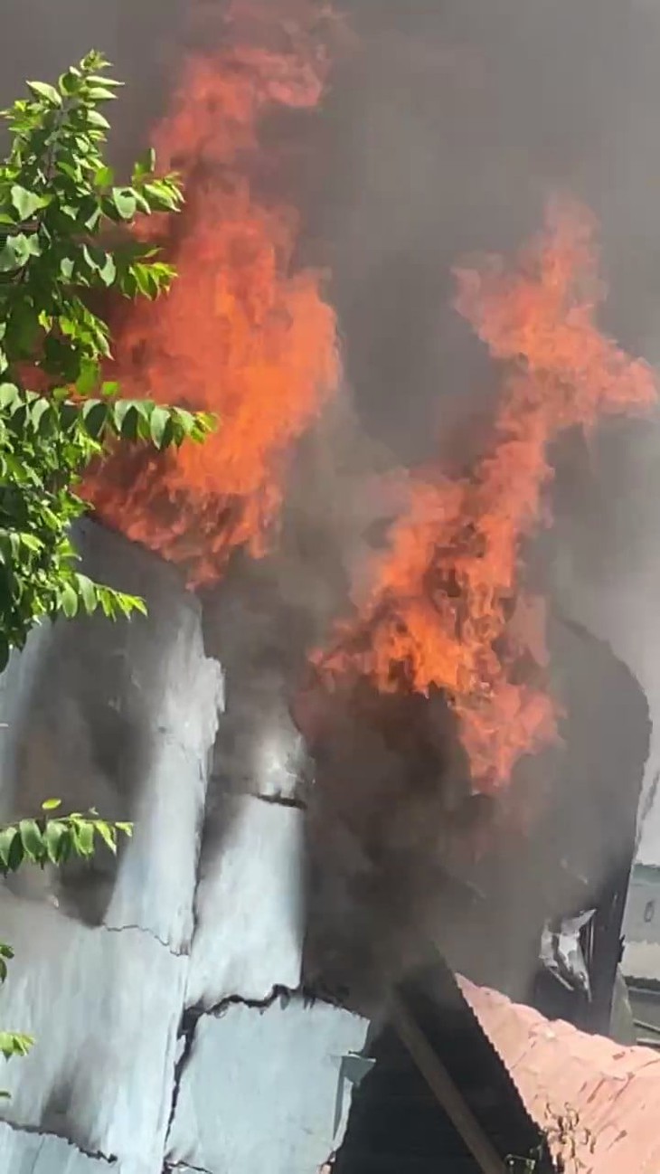 Cháy lớn tại xưởng sản xuất nội thất ở Hóc Môn, nhiều tài sản bị thiêu rụi - Ảnh 3.