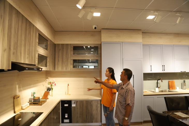 'Chết từ từ' nếu sử dụng nội thất không cẩn thận- Ảnh 2. Người tiêu dùng ngày càng quan tâm đến tiêu chuẩn và độ an toàn của đồ nội thất trong ngôi nhà - Ảnh: CHÍ QUỐC