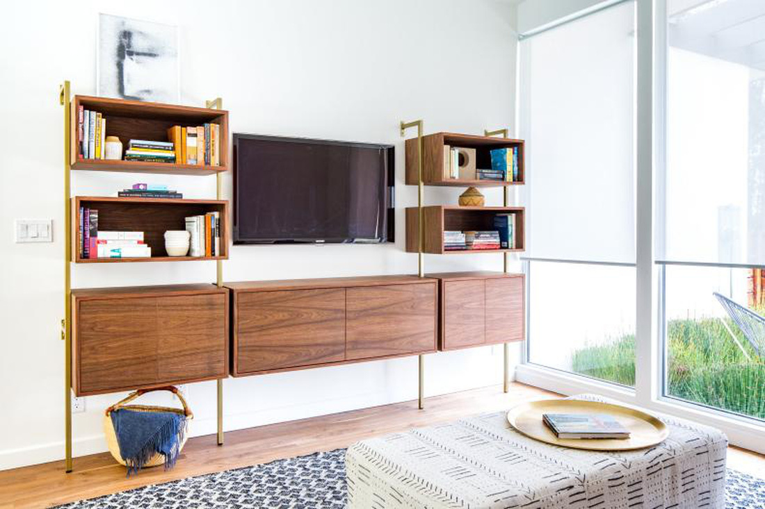 Kết hợp kệ âm tường giữa hệ thống tủ kệ nổi để chứa tivi - Ảnh: HGTV