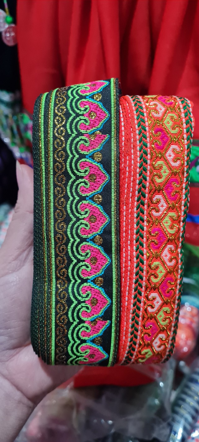 Người Kinh đi chợ thổ cẩm sắm đồ đón Tết - Ảnh 4. Người Kinh đi chợ thổ cẩm sắm đồ đón Tết - Ảnh 4.