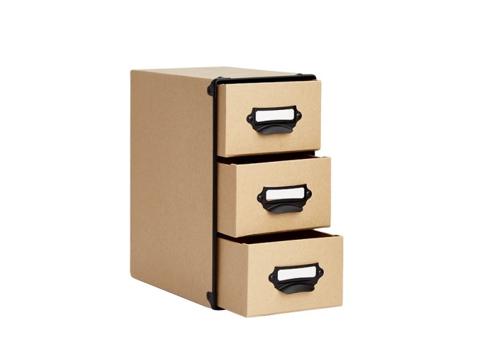 Ở cùng mức giá 260.000 đồng, bạn có thể sở hữu hộp văn phòng phẩm Cargo Index Living Mall với tông màu gỗ tự nhiên bắt mắt. Hộp gồm ba ngăn, kèm tay cầm tiện lợi. Chất liệu giấy giúp hộp có khối lượng nhẹ, kích thước nhỏ gon, có thể đặt trên bàn làm việc hoặc đầu giường.