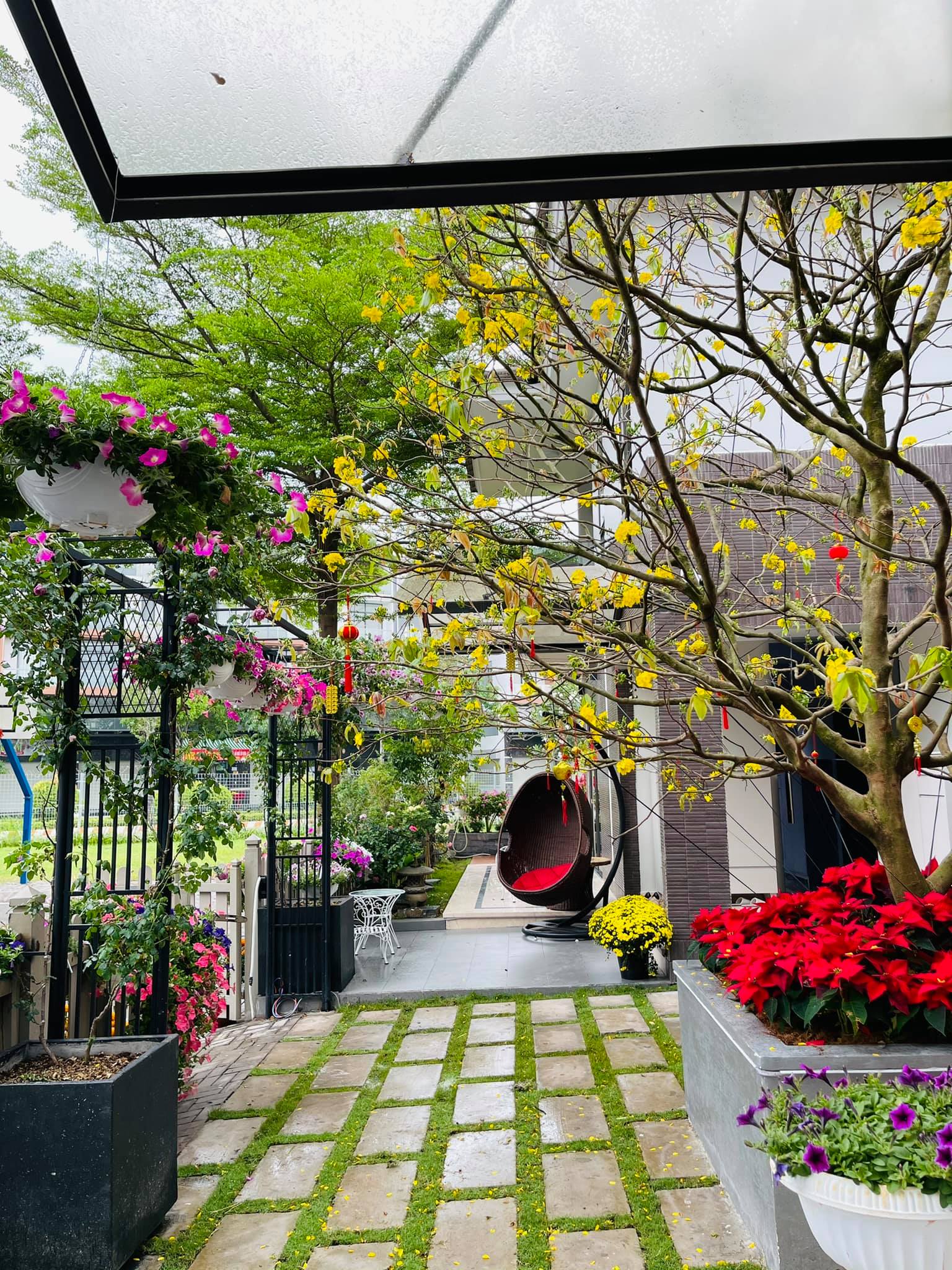 Cận cảnh biệt thự nhà vườn rộng 220m2, có hồ cá Koi