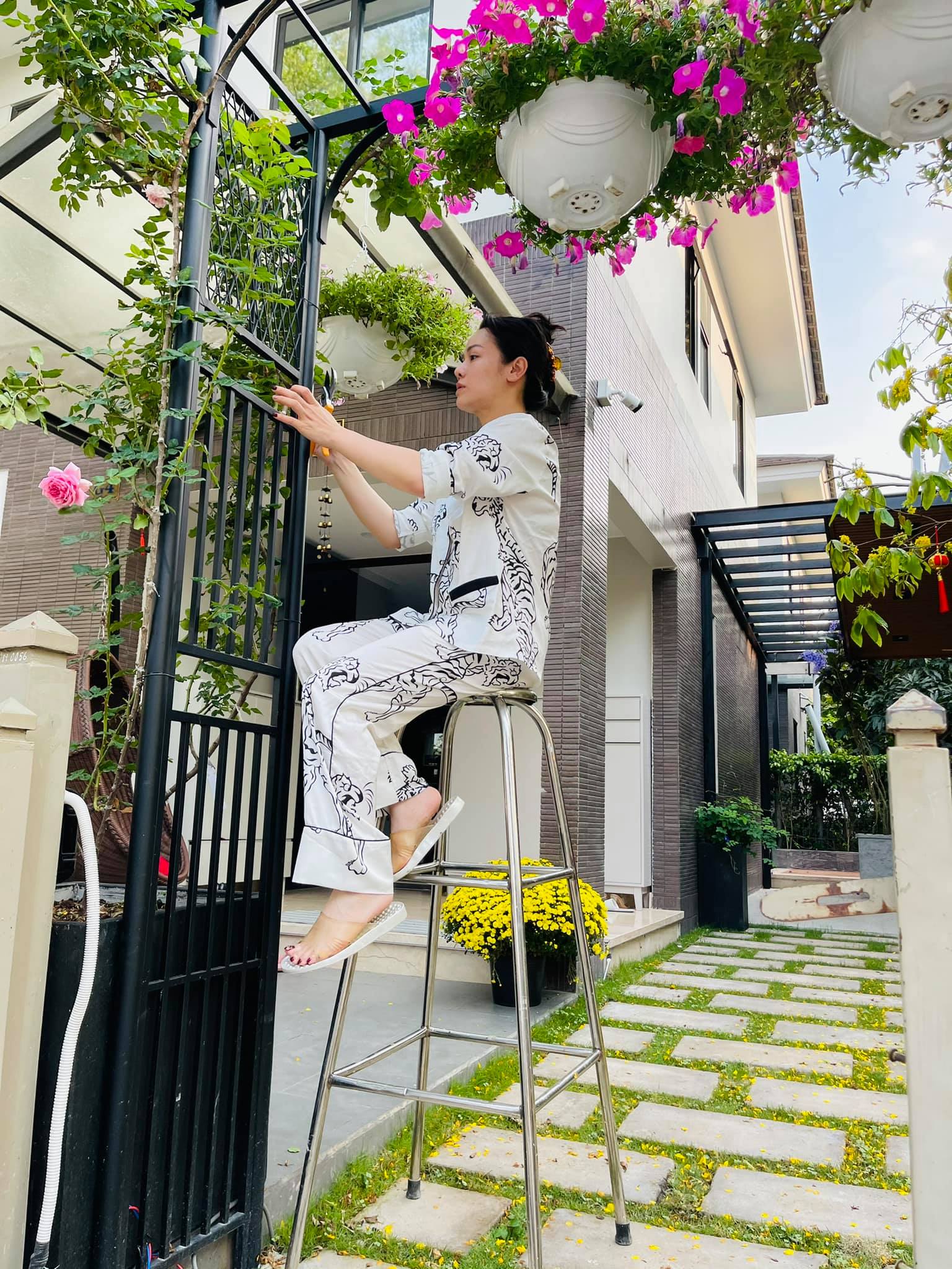 Cận cảnh biệt thự nhà vườn rộng 220m2, có hồ cá Koi
