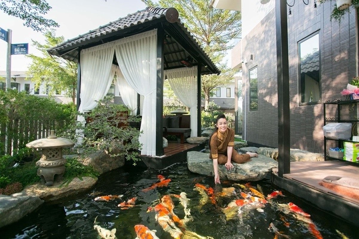 Cận cảnh biệt thự nhà vườn rộng 220m2, có hồ cá Koi