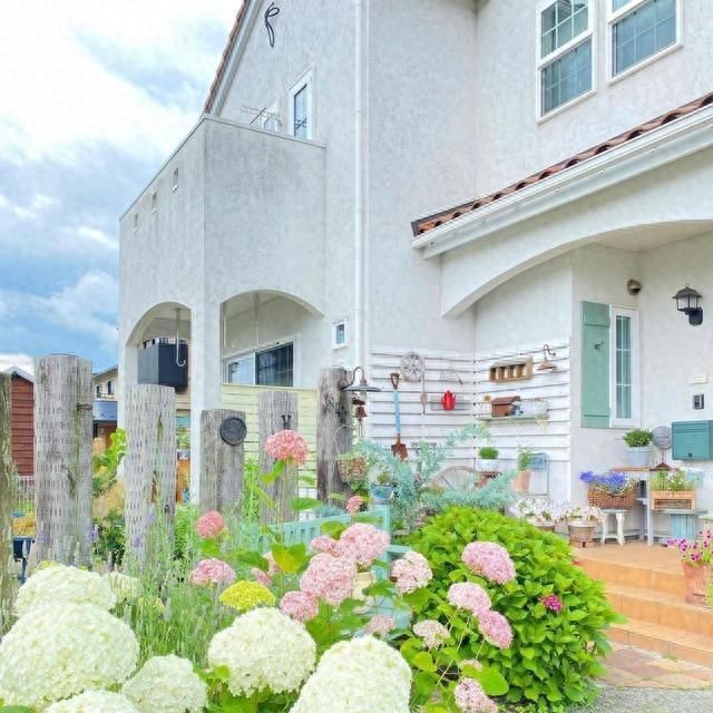 Ngôi nhà của người phụ nữ trung niên có khoảng sân vườn như Ngôi nhà của người phụ nữ trung niên có khoảng sân vườn như