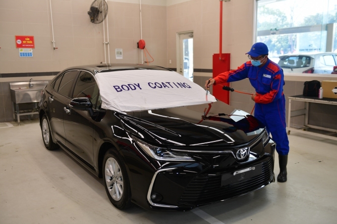 Nhân viên vệ sinh ngoại thất tại xưởng dịch vụ của Toyota Hiroshima Tân Cảng. Ảnh: Capco