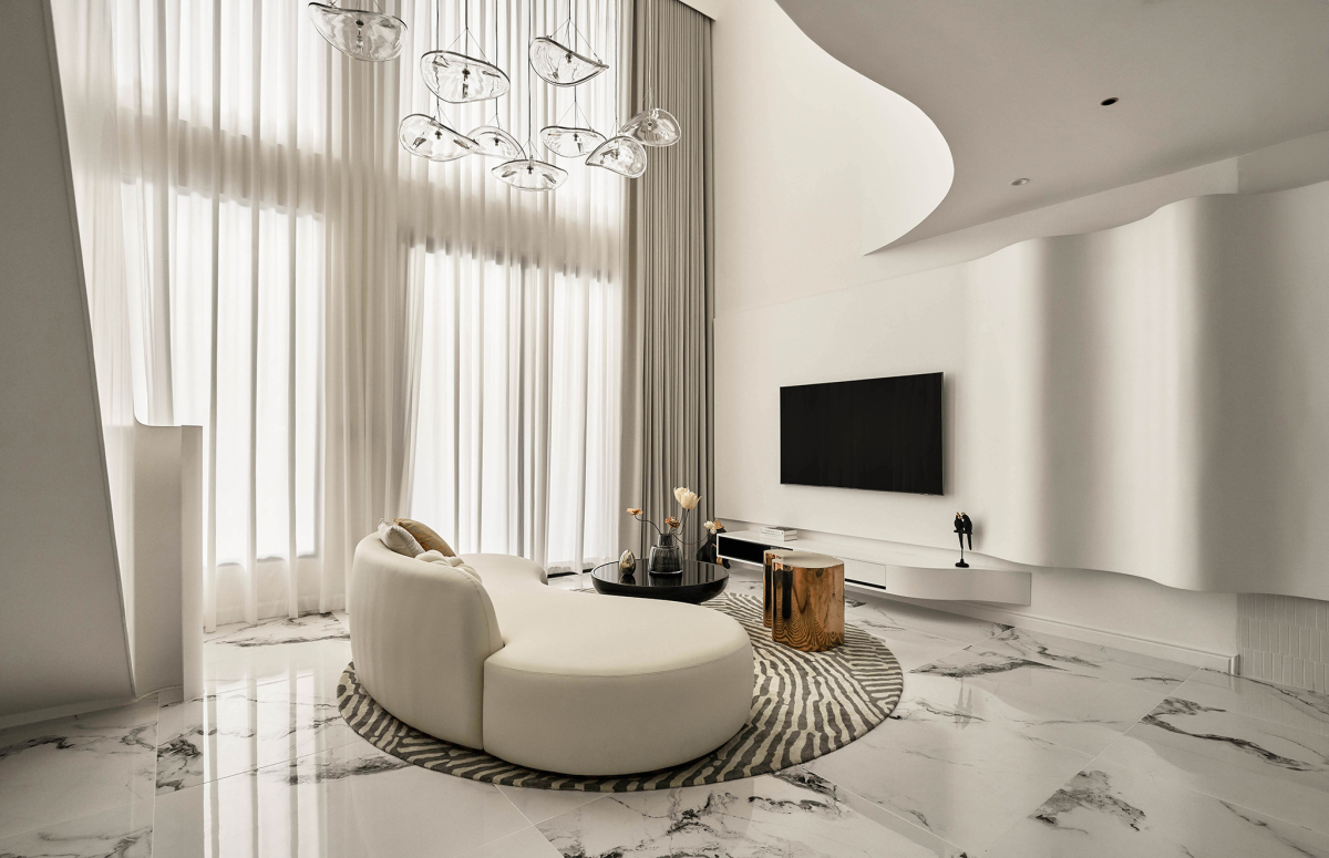 Căn hộ thông tầng 139 m2 màu trắng tối giản