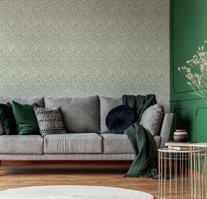 Giấy dán tường họa tiết hoa màu tím và nâu trong phòng khách, ghế sofa màu xám, ghế bành màu xanh và bàn cà phê mặt đá cẩm thạch có chân thép màu đen.