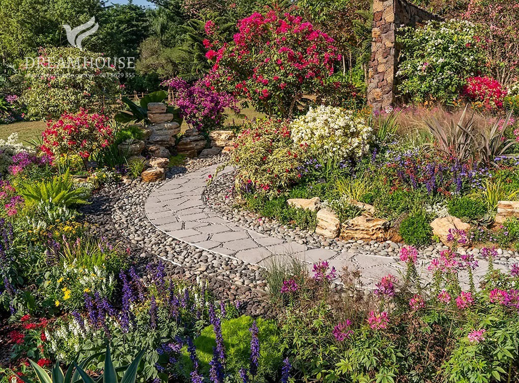 Con đường đá cong quanh co trong vườn xuyên qua không gian ngoài trời xanh tươi, tạo thêm cấu trúc và nét quyến rũ đồng thời bảo vệ cây cối.