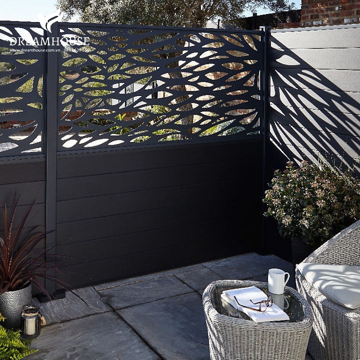 35-y-tuong-thiet-ke-canh-quan-san-vuon-cho-nam-2025-cho-nguoi-dam-me-10 Hàng rào sân vườn hiện đại màu xám đậm với các tấm cắt trang trí, tăng thêm sự riêng tư, phong cách và nét hiện đại cho không gian ngoài trời.