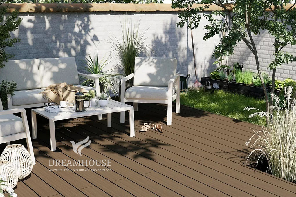 35-y-tuong-thiet-ke-canh-quan-san-vuon-cho-nam-2025-cho-nguoi-dam-me-18 Không gian ngoài trời với tường trắng, sàn gỗ màu nâu và đồ nội thất màu trắng đồng bộ, tạo cảm giác tươi sáng, rộng rãi.