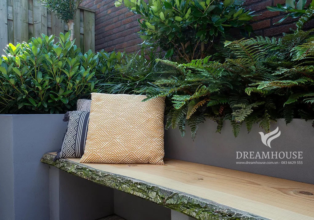 35-y-tuong-thiet-ke-canh-quan-san-vuon-cho-nam-2025-cho-nguoi-dam-me-19 Ghế dài ngoài vườn mộc mạc làm từ gỗ đã phong hóa, hòa hợp hoàn toàn với cảnh quan thiên nhiên như một điểm nhấn quyến rũ.