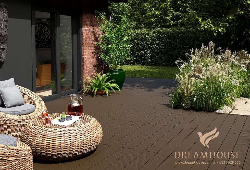 35-y-tuong-thiet-ke-canh-quan-san-vuon-cho-nam-2025-cho-nguoi-dam-me-32 Khu vườn hiện đại với sàn gỗ màu nâu sẫm, đồ nội thất bằng mây và sự kết hợp nhiều vật liệu, mang đến không gian ngoài trời thư giãn và sang trọng.