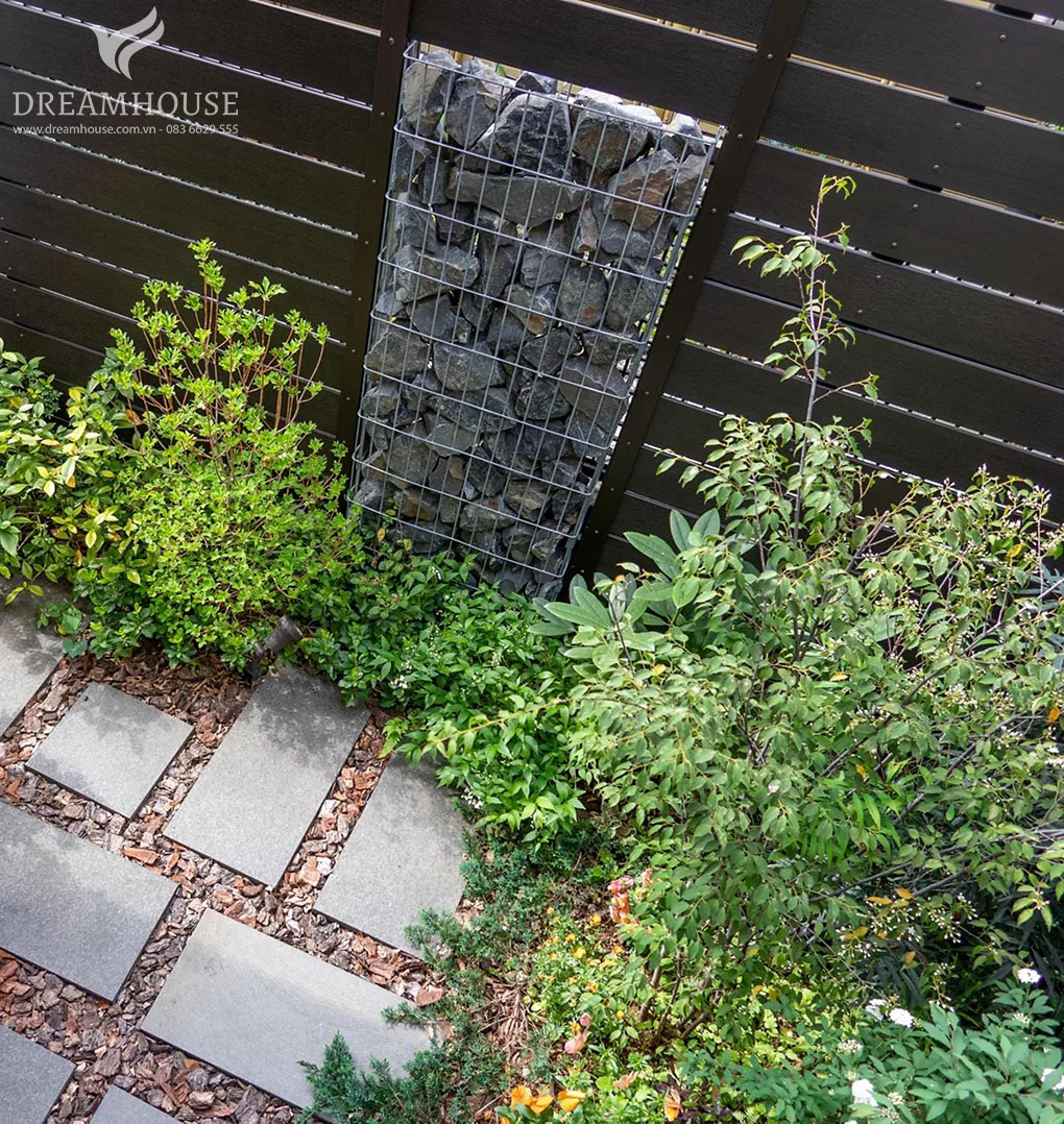 35-y-tuong-thiet-ke-canh-quan-san-vuon-cho-nam-2025-cho-nguoi-dam-me-7 Lồng đá trang trí được làm từ những chiếc lồng thép chứa đầy đá, mang đến nét hiện đại và phong cách cho khu vườn.