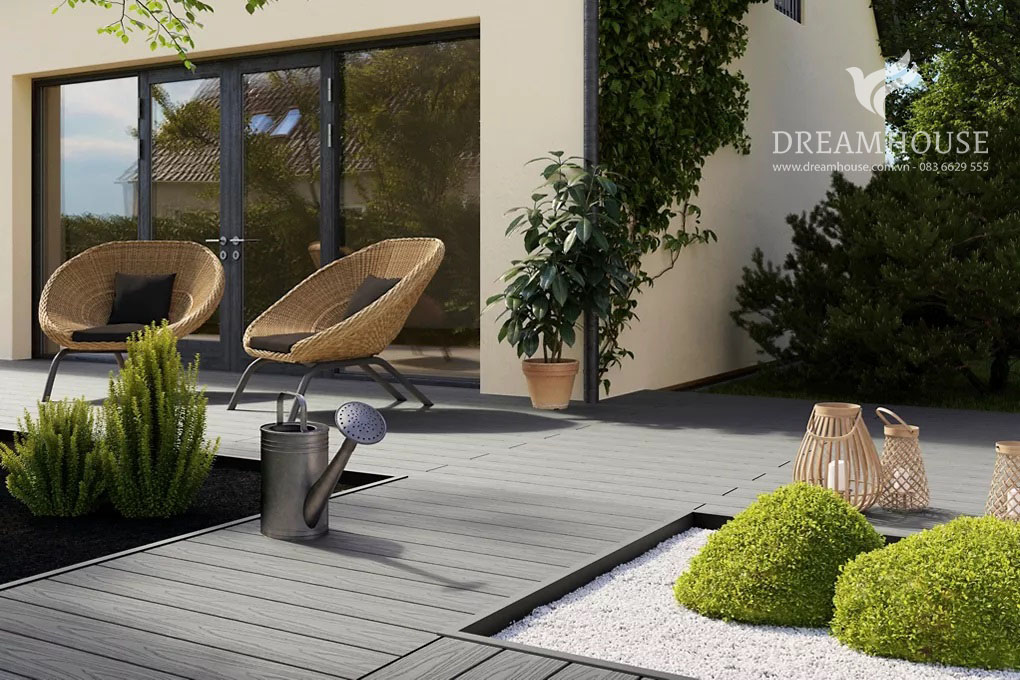 35-y-tuong-thiet-ke-canh-quan-san-vuon-cho-nam-2025-cho-nguoi-dam-me-9 Khu vườn lớn được chia thành nhiều khu vực riêng biệt với lối đi màu xám, sỏi trắng và cây bụi tươi tốt.