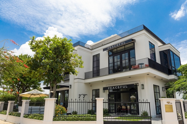 Nam nghệ sĩ sở hữu biệt thự mặt tiền 40 tỷ ở Nhà Bè, nhiều cửa hàng trải khắp cả nước, U40 vẫn lẻ bóng- Ảnh 4.