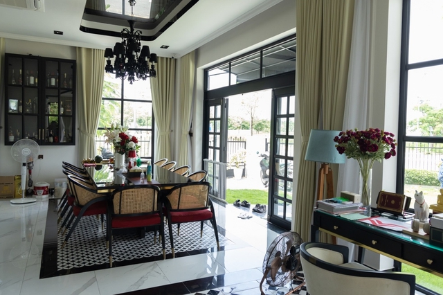 Nam nghệ sĩ sở hữu biệt thự mặt tiền 40 tỷ ở Nhà Bè, nhiều cửa hàng trải khắp cả nước, U40 vẫn lẻ bóng- Ảnh 9.