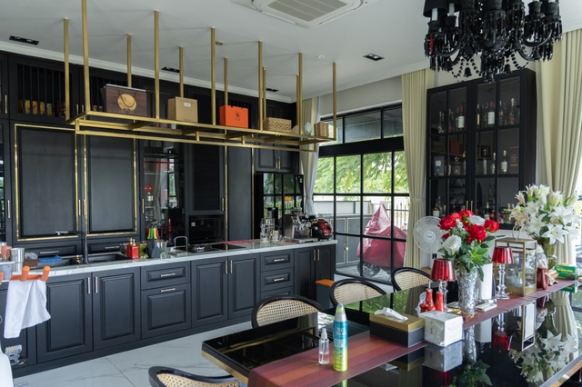 Nam nghệ sĩ sở hữu biệt thự mặt tiền 40 tỷ ở Nhà Bè, nhiều cửa hàng trải khắp cả nước, U40 vẫn lẻ bóng- Ảnh 10.