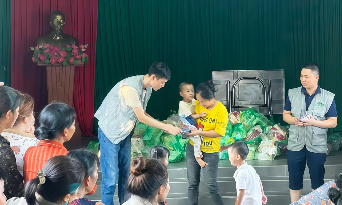 Doanh nghiệp trao các suất hỗ trợ vật tư và kỹ thuật chống thấm cho các hộ gia đình thuộc diện chính sách. Ảnh: Taiko Group